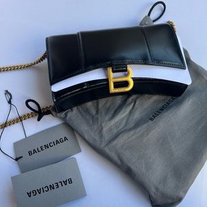 BALENCIAGA
Hourglass Wallet On Chain Bag